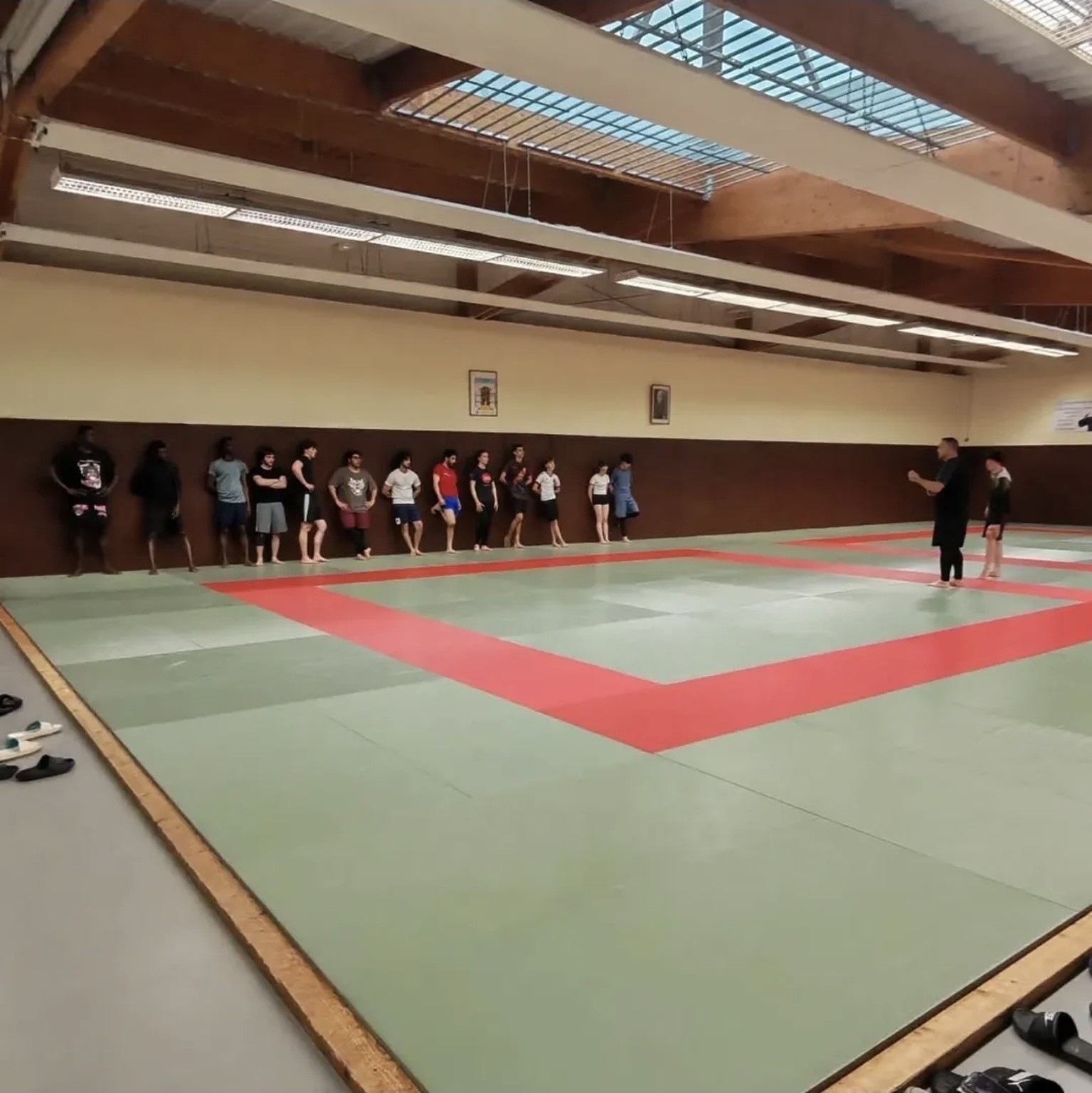 Adolescents pratiquant le MMA dans un espace d’entraînement sécurisé
